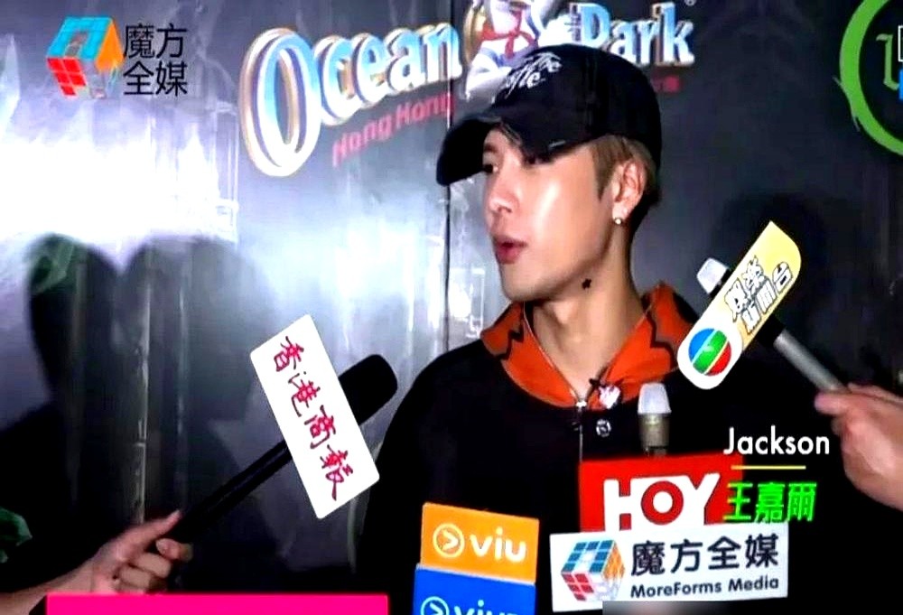 港媒的镜头，怼脸上了。“你跟宋雨琦秘恋七年，还见了家长？”王嘉尔直接笑了，摆摆手说：“要是真想追，早