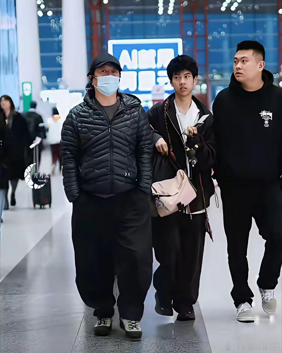 刘芸回应儿子jagger走路内八一事，她和郑钧都很感激网友们善意的提醒，会呵护孩