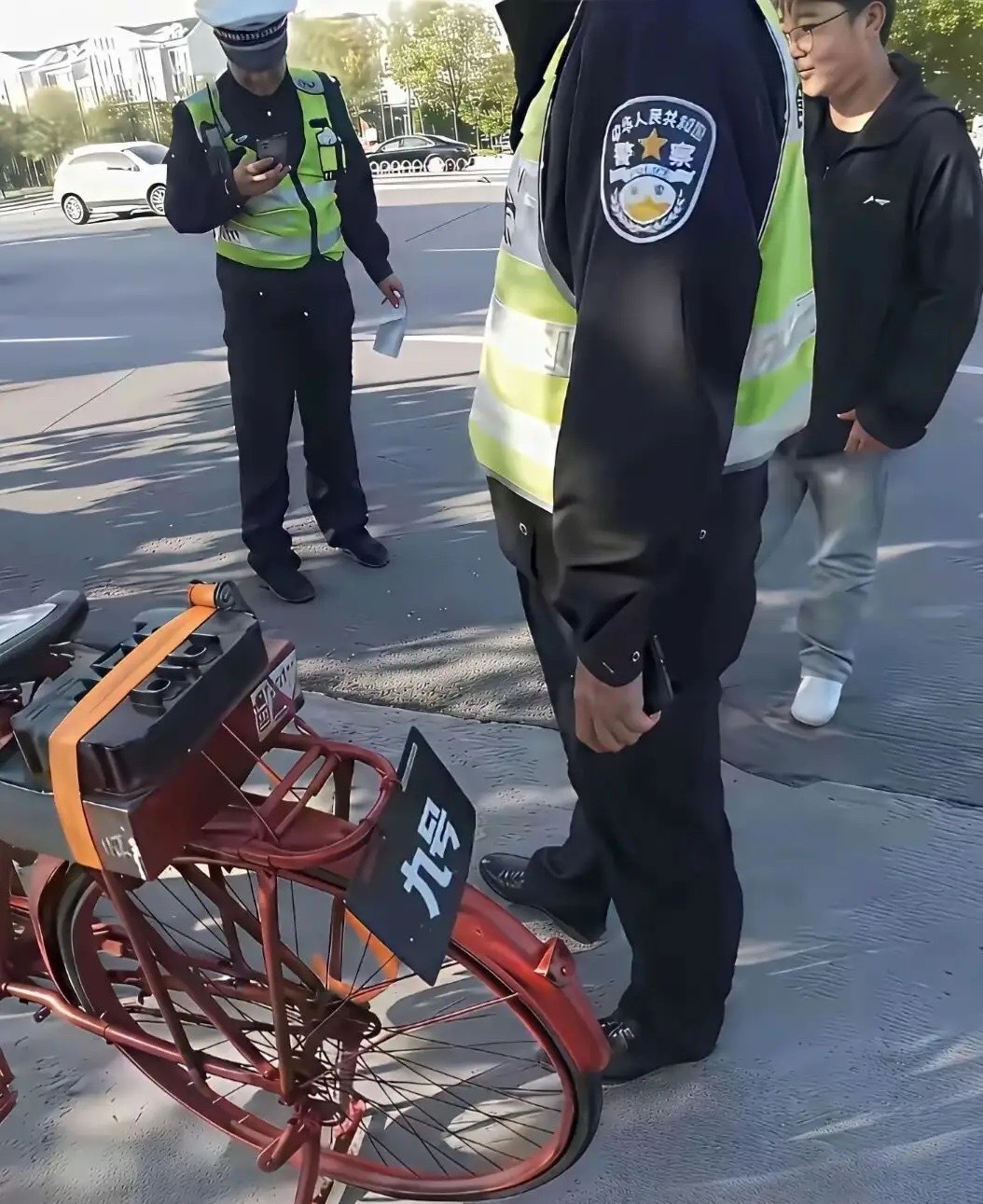 果然高手在民间，这绝对是个人才啊，二八大杠被他改装一下，竟然变成了电动车，但是那