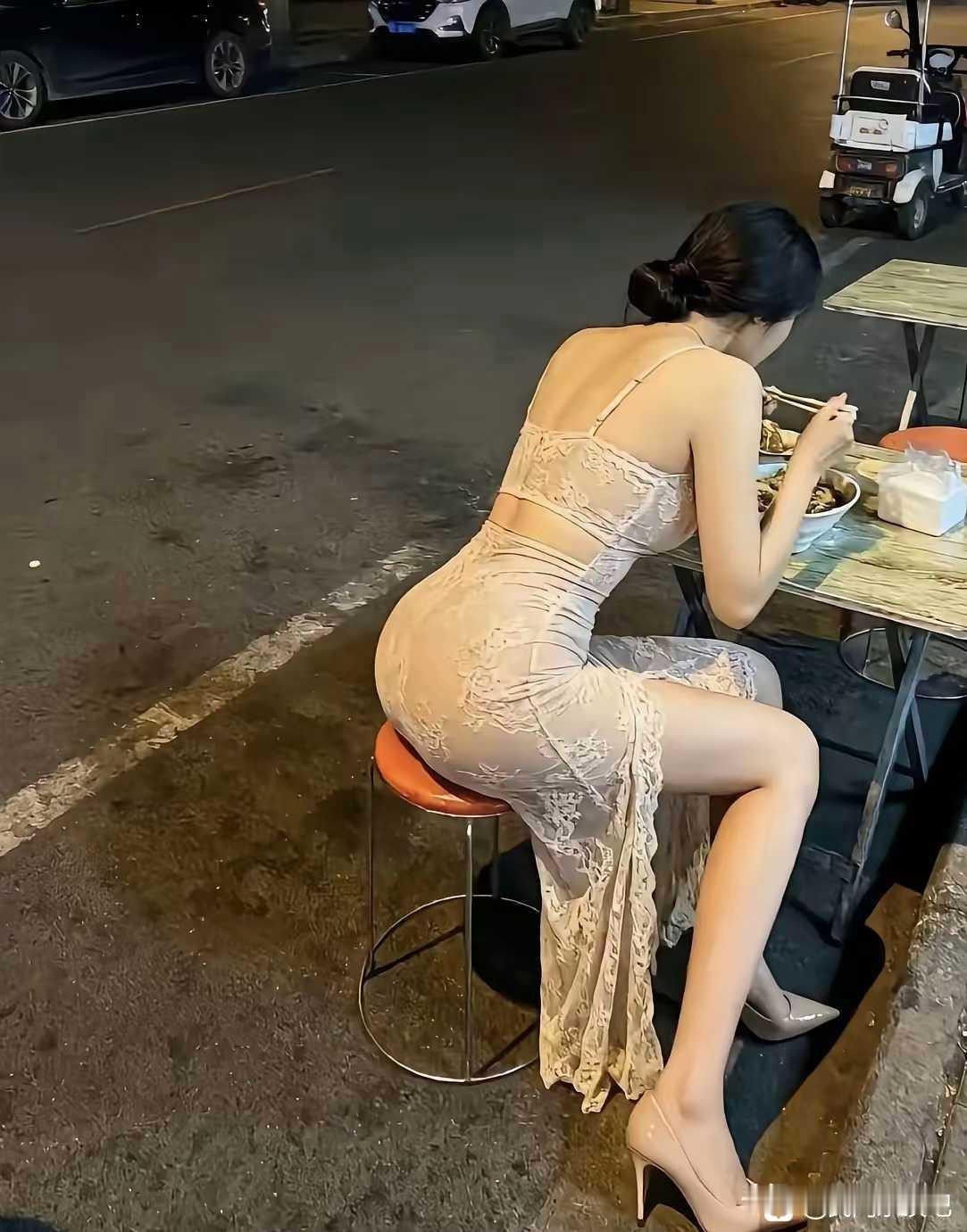 身材这么好，穿成这样的女人也是路边摊晚上在夜市看到这样的一个女人，我简直太吃惊