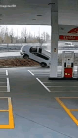 这画面可能是真的吗？如果是真实发生的事情，简直是太不可思议了，从公路上跌跌撞撞、