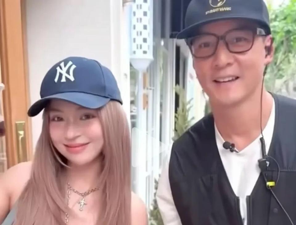男神吴彦祖也有被女生拒绝的时候！5月13日上海街头，吴彦祖在街头拍摄一漂亮小姐姐