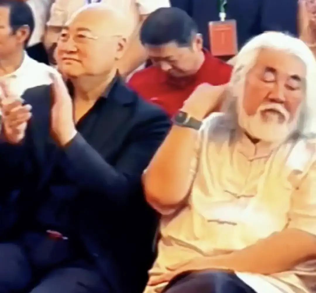 你蜷缩在饭局角落刷手机时，张纪中正把年轻演员的肩膀拍得发烫。你强迫自己挤出笑声