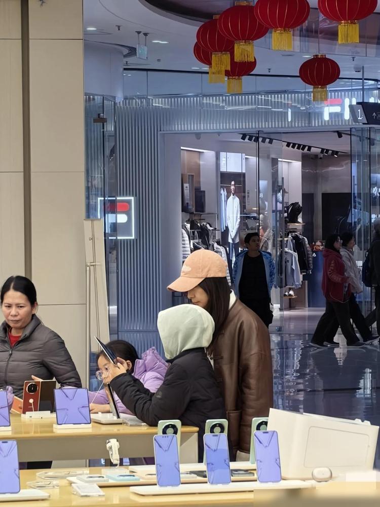 郭晶晶太节约了吧，来广州南沙不仅给公公买几块钱的奶茶，还准备给他买50万的国产车