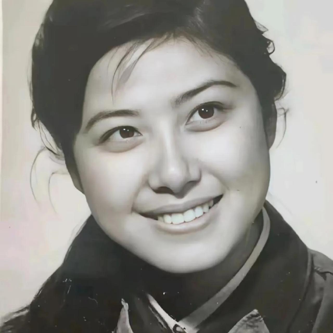 80年代，吴玉华年轻时，一张珍贵的留影，穿着军装，英姿飒爽，她是《篱笆女人和狗》
