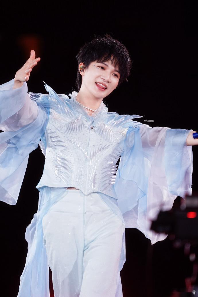 周深沈阳演唱会像小雪花沈阳公安背周深歌词祝12周年快乐柔光下的白衣少年，温柔到
