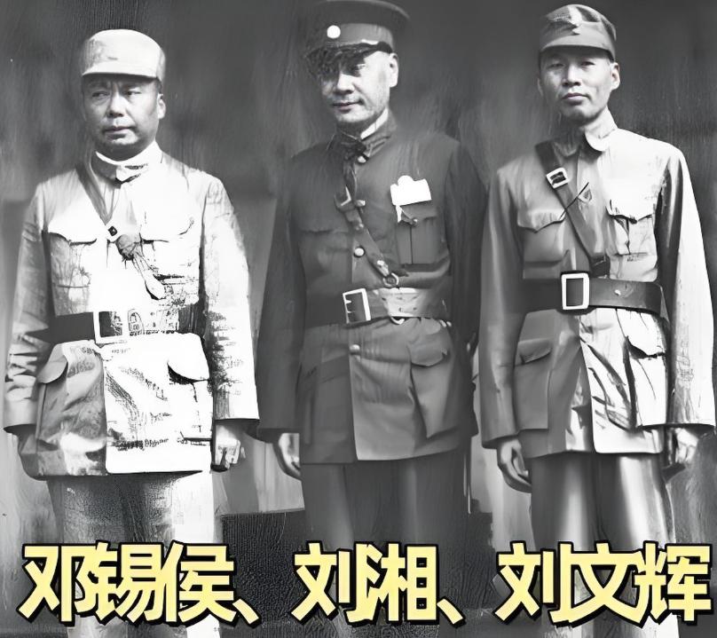 1949年12月10日午后，蒋介石从成都北郊凤凰山机场，乘专机仓皇逃离大陆。在