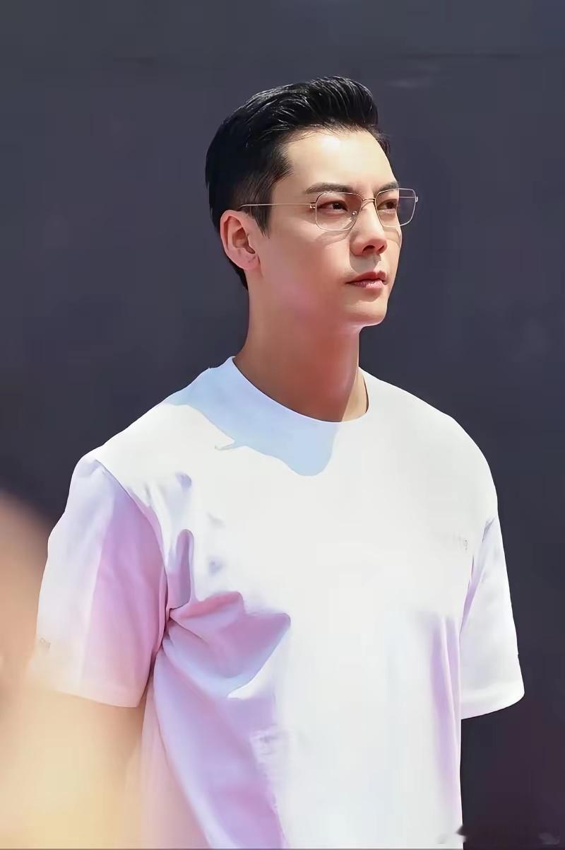 陈伟霆参加《现在就出发》像渡劫，网友说笑点多到停不下来。他替经纪人追星王安宇，说