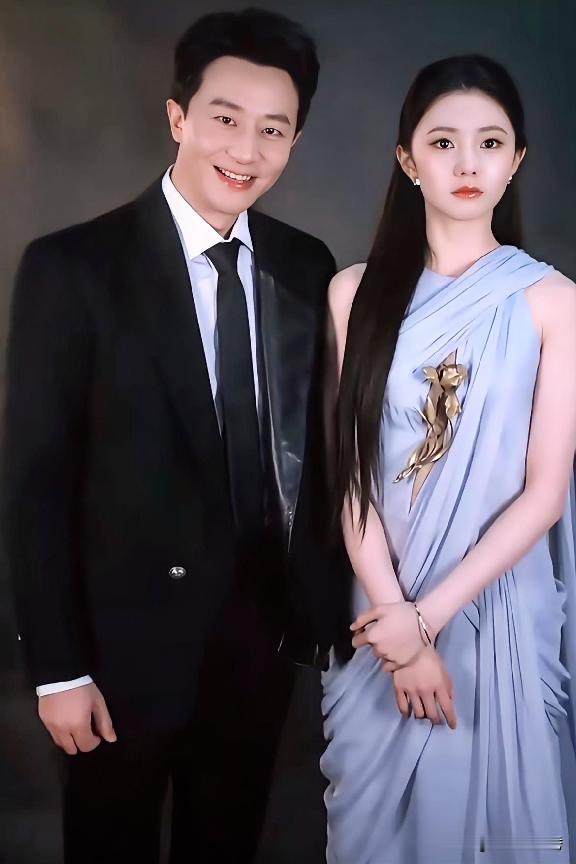 真是“郎才女貌”，他站在刘浩存身旁，没有那种气质上的“违和感”！说实话这俩人乍一看还挺“般配”的！刘