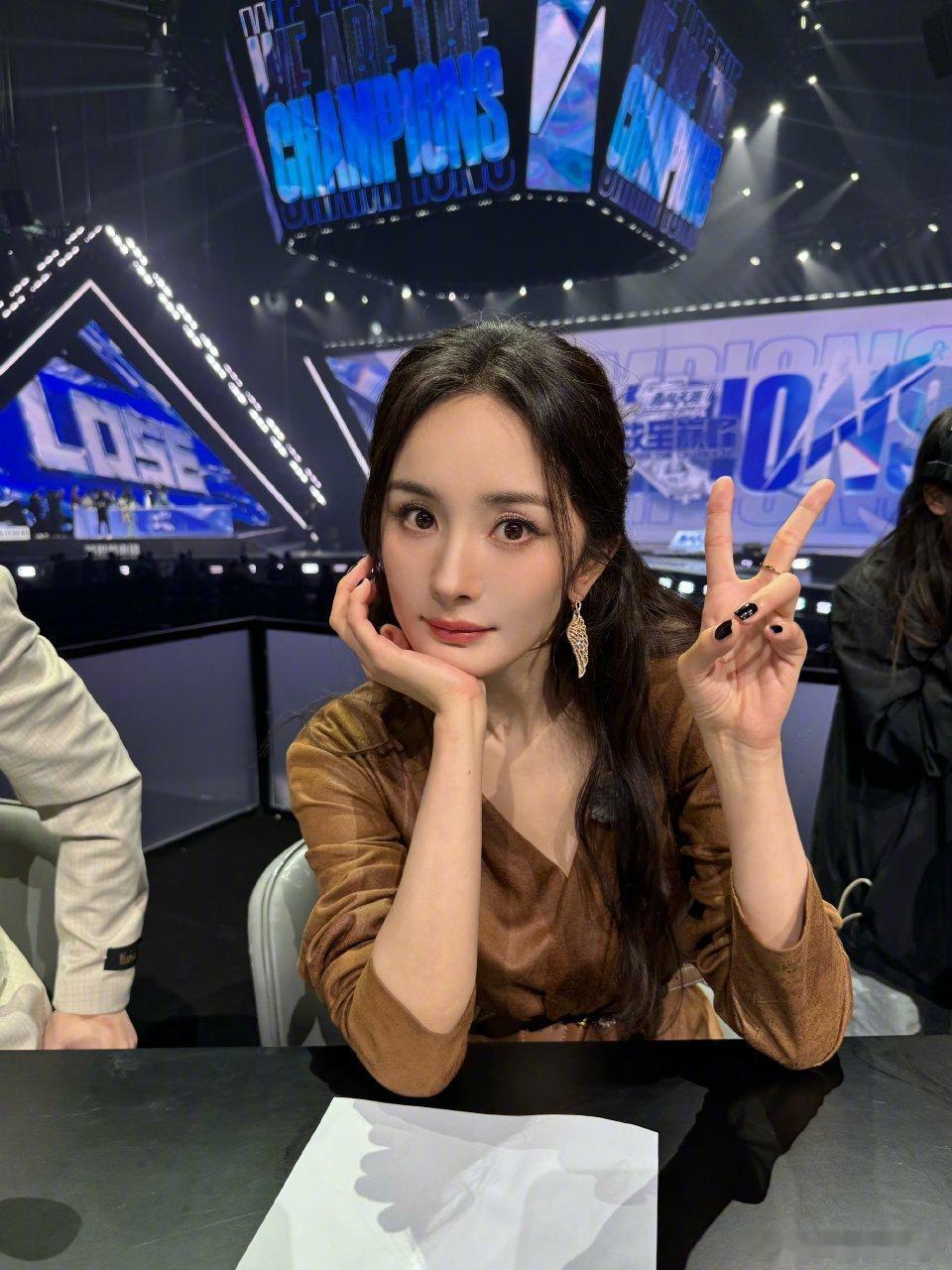 杨幂小糯米杨幂是小糯米的妈妈，哪有孩子不喜欢妈妈的？刘丹你能不能消停点？​​