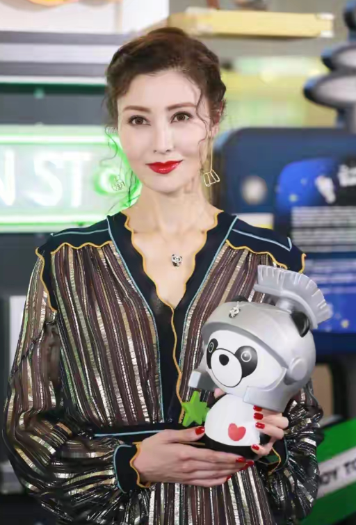我问我老公，李嘉欣每个月拿着200万的生活费，她花得完吗？​他说，那是你太不了