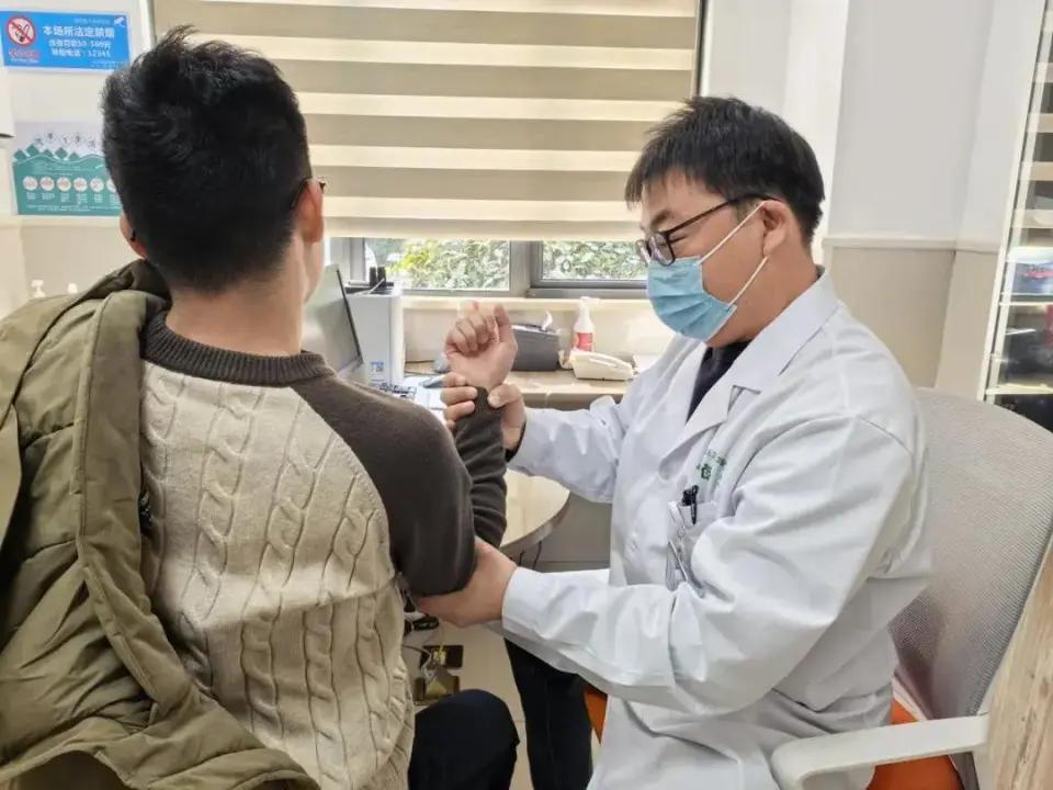 本想耍个帅，结果悲剧了！37岁的俞先生最近有点烦，他老婆迷上了微短剧，下班就捧