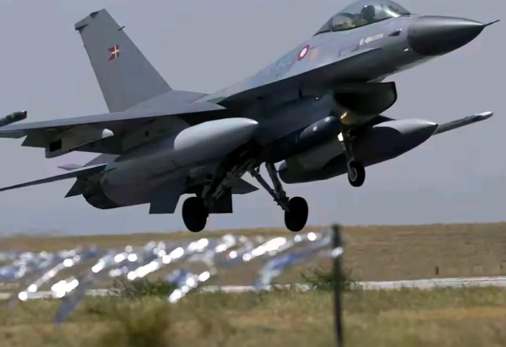 在西方国家向乌克兰提供<em>F</em>-<em>16战斗机</em>援助的背景下，乌方飞行员正面临漫长而艰巨的换