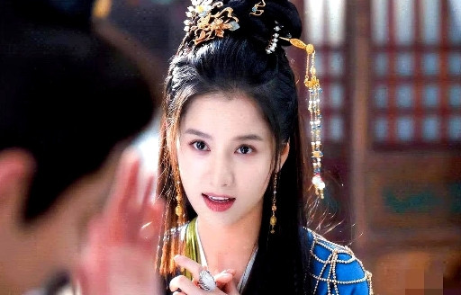 怪不得郑晓龙要找张婧仪来演香老板，不是因为她长得漂亮，也不是因为她的姑姑是周迅，