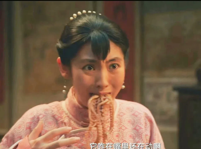 《生万物》地主的女儿宁苏苏就是一个典型的二货，被骗财骗色是早晚的事。看看她是怎么