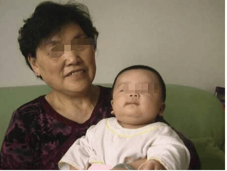 52岁婆婆生二胎, 不伺候儿媳月子, 要儿媳喂养孩子
