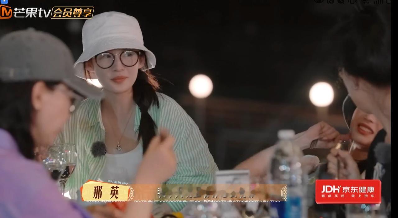 那英察觉到李沁当下忧郁的小表情，马思纯关心询问她是否不舒服，李沁着急否认。