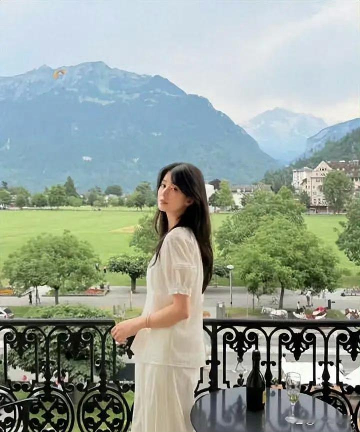 乔欣瑞士旅行照被全民猜孕，她的肚子比她的作品上热搜还快​​​​