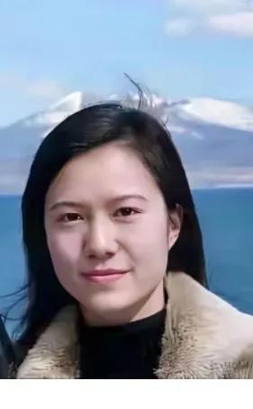 他刚走，她就搬进了清华的教授公寓。多少人攥着瓜，等着看她哭天抢地分家产，演一出悲
