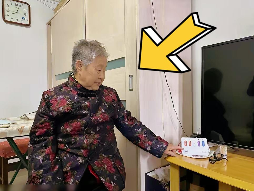 我瞧见我外婆就烦，她今年80岁，一辈子没有过退休金，这几年一直住在我家，我每月还