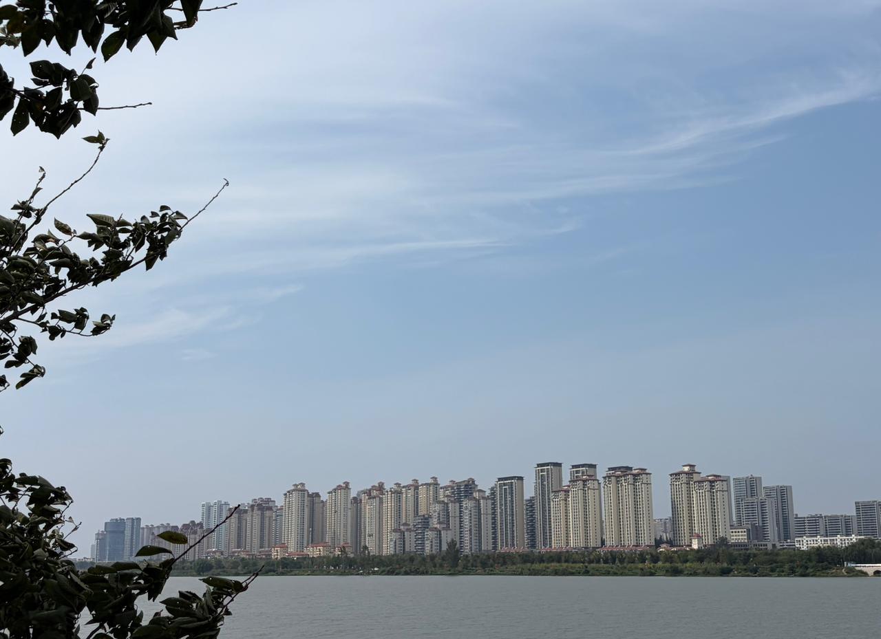 70年出生的马老师，扎根讲台三十余年，最后却带着遗憾退休了。她教书踏实认真，