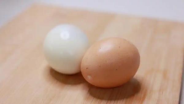 每天食用鸡蛋的建议，确实因个人健康状况和特殊需求而有所不同。一般建议每天食用