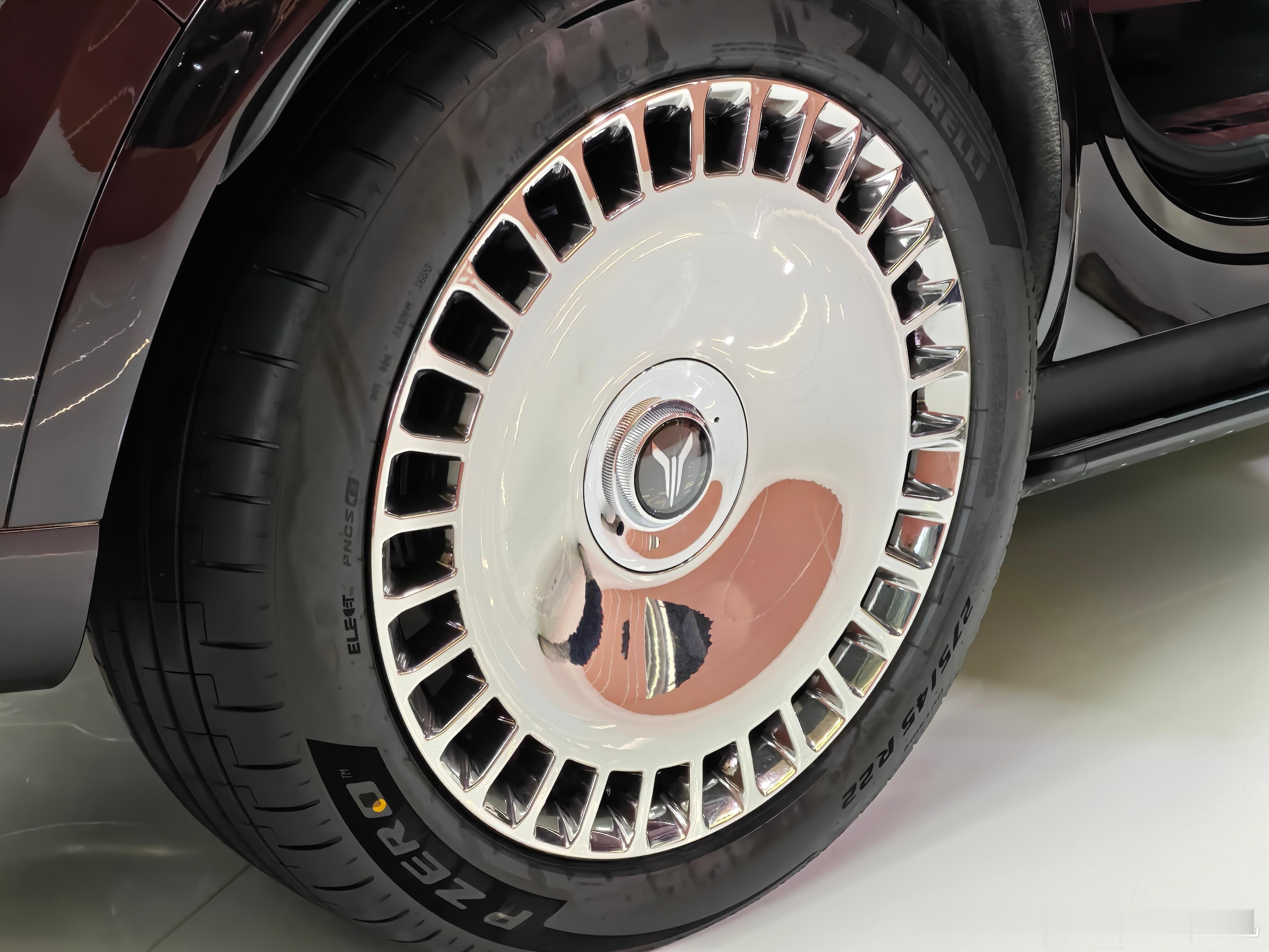 在现场看到的岚图泰山的一些细节。整体和细节都非常非常精致，主驾车顶扶手位置是一个