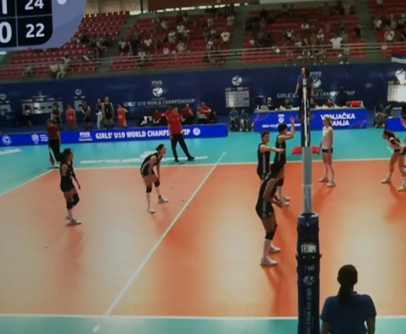 了不得！了不得！U19女排5个人打败了塞尔维亚队，3：2！第一局（25：19）