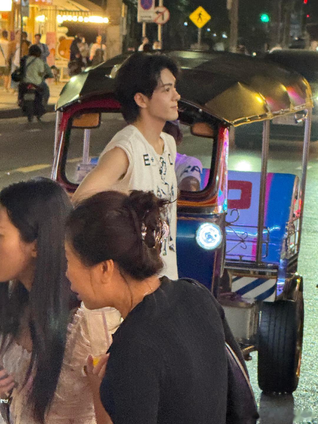 曼谷朱拉隆功夜市偶遇曾舜晞，老远看都知道是帅哥。