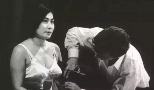 1964年，31岁日本女人小野洋子下跪，请求台下的众人：“来吧，剪下我的衣服，随