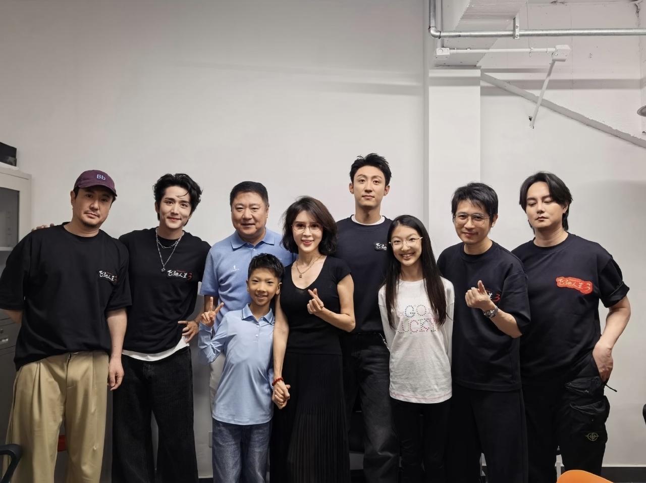 近日，于冬、金巧巧夫妇带着儿女现身《飞驰人生3》路演，为热映电影加油。沈腾和