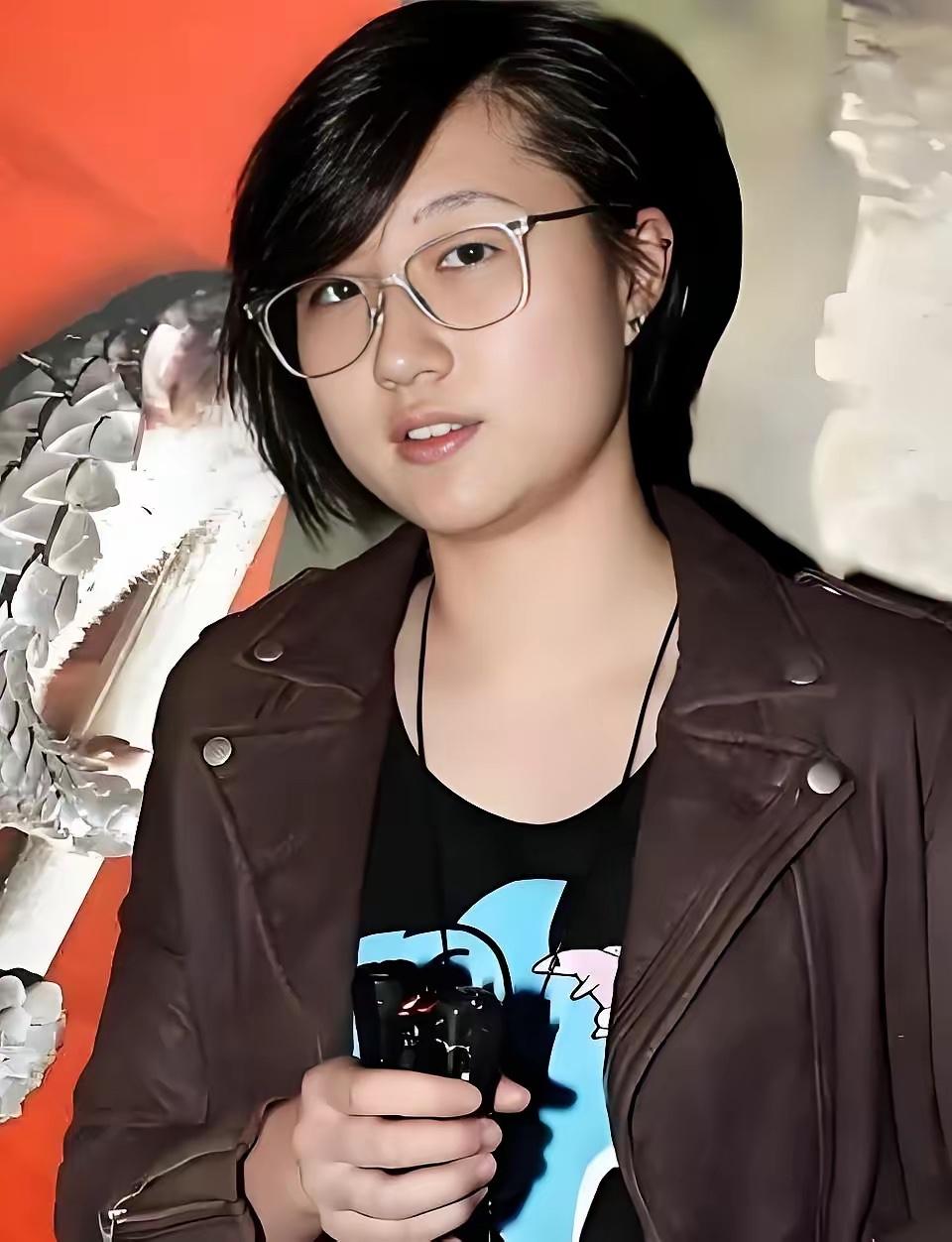 吴卓林的直播间这么火,不是因为她有成龙这个父亲,也不是因为她卖的东西有多独特而是