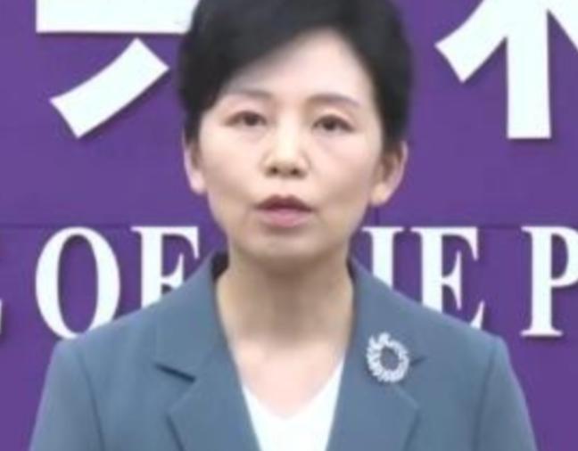 中国又悄悄地关上了一扇更要命的门。大家都知道，之前稀土博弈闹得沸沸扬扬，中国