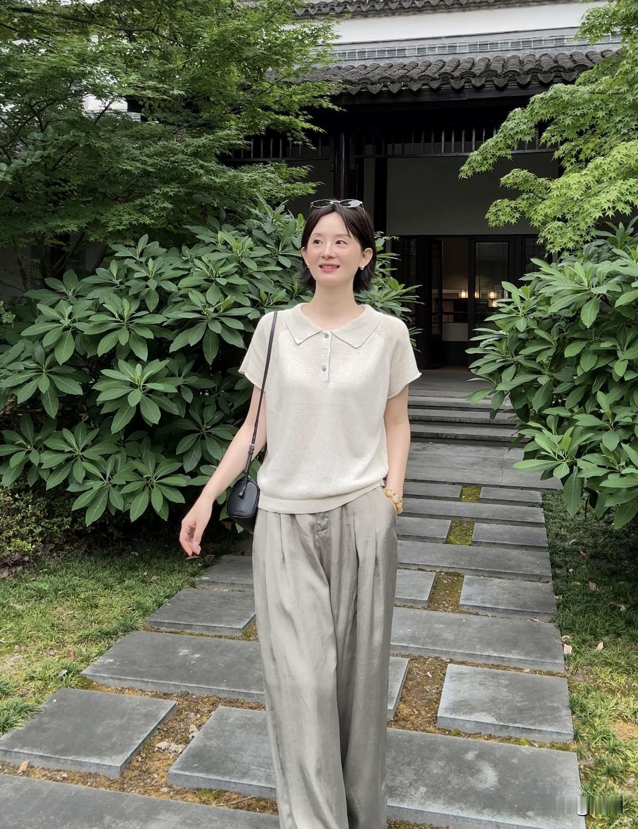 怎样拍好“优雅风情”的人像照拍照时要解决脸歪、显老等问题。手机开网格线，让地平线