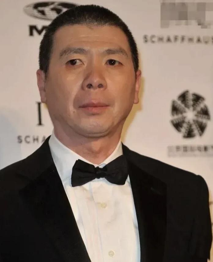 1978年，冯小刚去医院探望朋友，一眼就看上了旁边年轻貌美的护士，刚准备要联系方