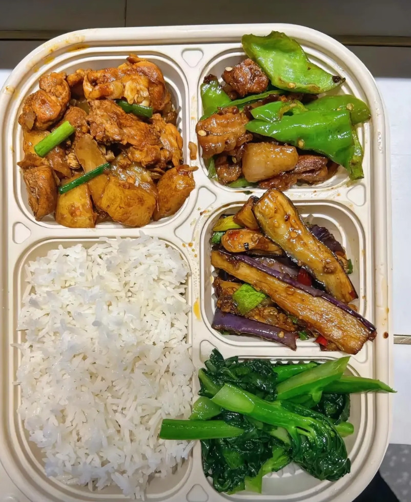 我连续两天中午帮同事带了饭，但是她都没有给我钱的意思，今天中午她问我要不要出去吃