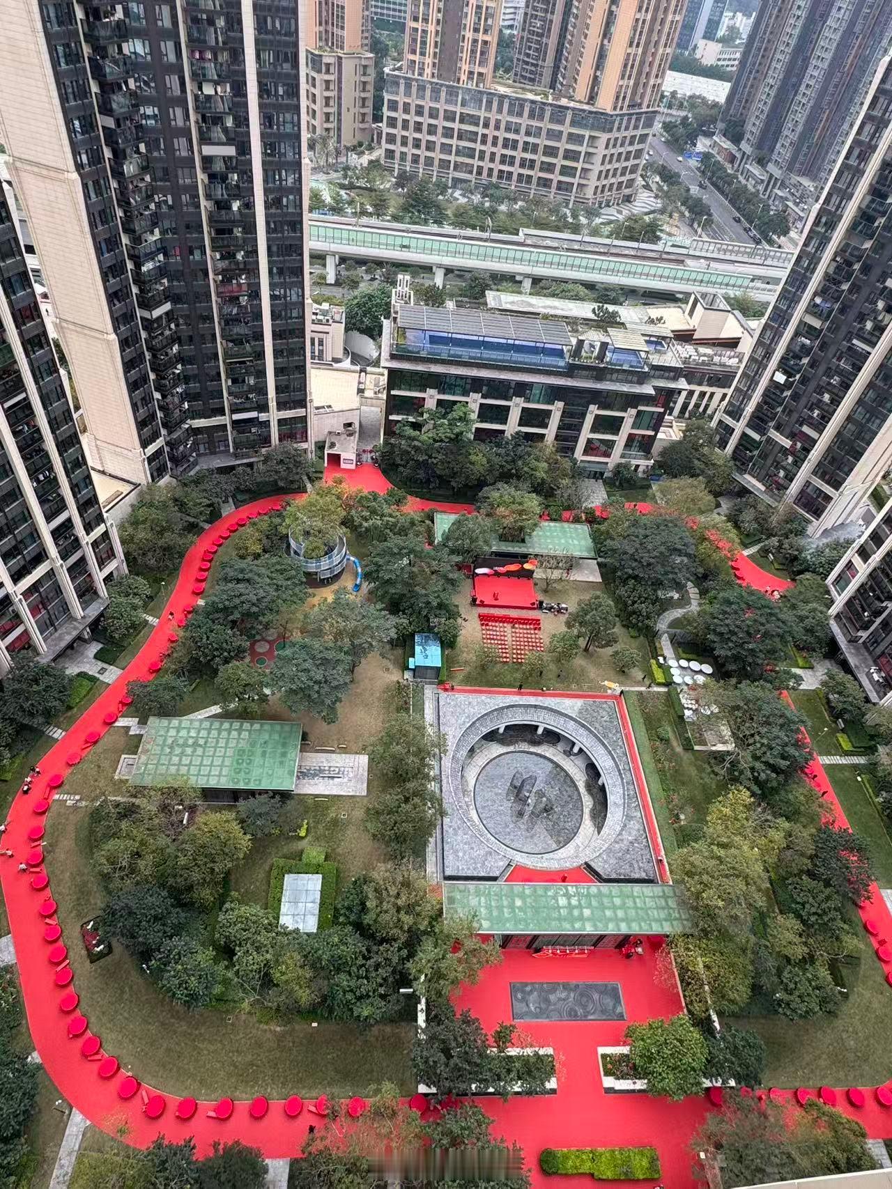 龙华金茂府今天请业主吃饭喝茅台，跨年。110桌，人均1000。深圳