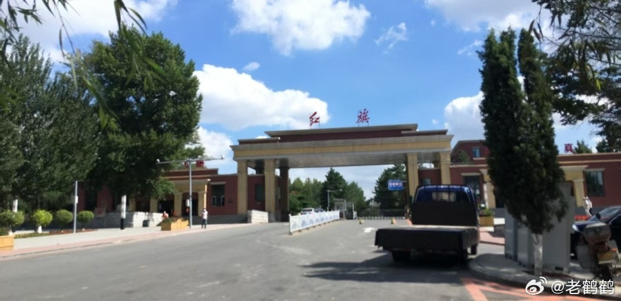 一汽生产的轿车产品目前，一汽生产的轿车产品主要由“红旗”和“奔腾”两大类组成，“红旗”由一汽集团直接