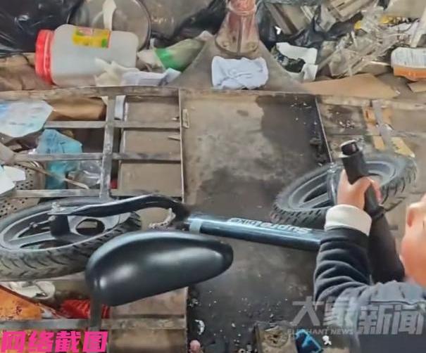 河南许昌有家长带着孩子，在一处废品收购站卖东西，突然孩子看到废品站内有辆平衡小车