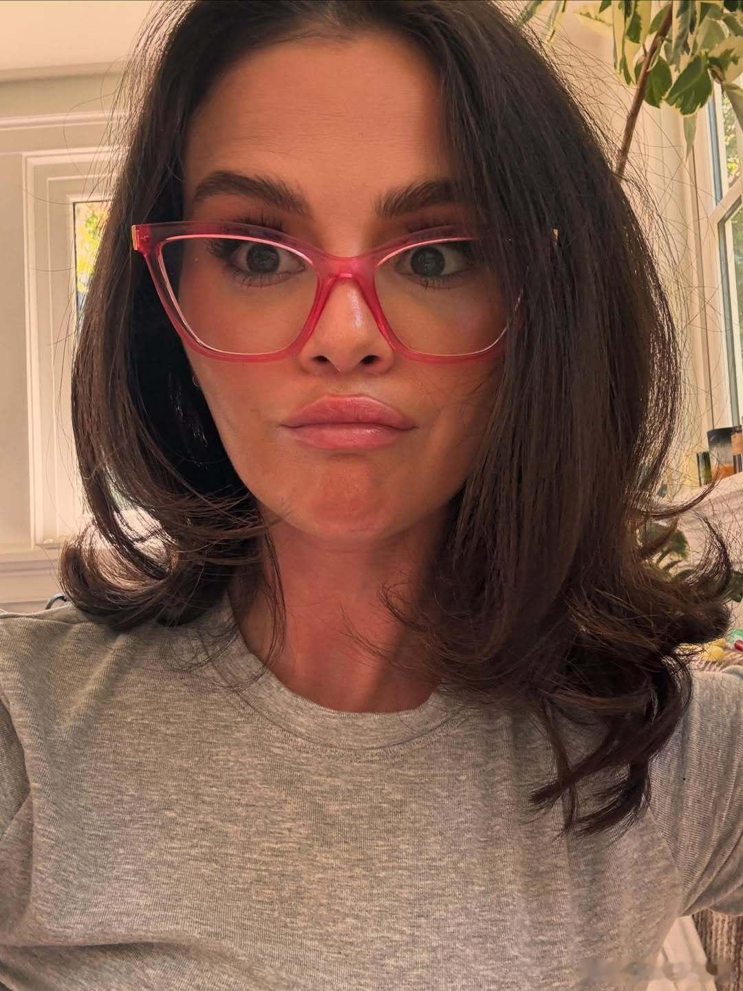 selenagomez赛琳娜戈麦斯分享新私照：有美食和美好的人相伴度过美好时光