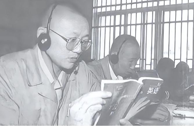 1992年南京看守所内，一名死刑犯刑期将近，他一边哭着，一边争分夺秒地翻阅字典，