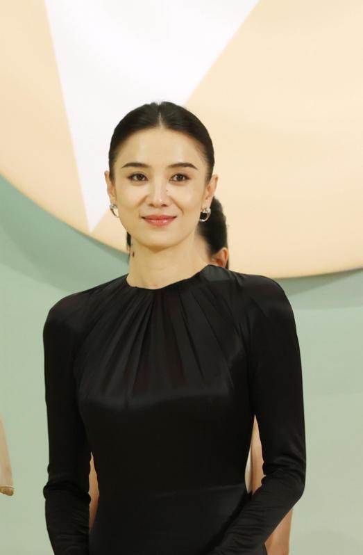 2025年，宋佳干了一件让整个娱乐圈都瞠目结舌的事——她居然在半年内，把中国电视