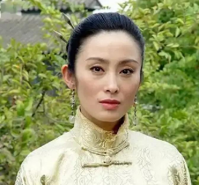 能逼得香港大佬向华胜乖乖退回香港的，不是他哥向华强，而是上海滩一位年轻人递过来的