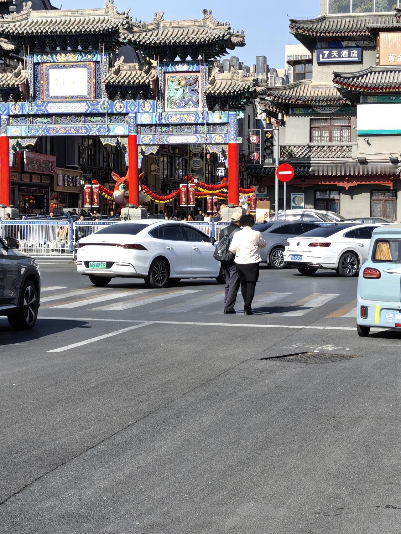 把马路当客厅了[捂脸哭][捂脸哭][捂脸哭]路人劝都没用