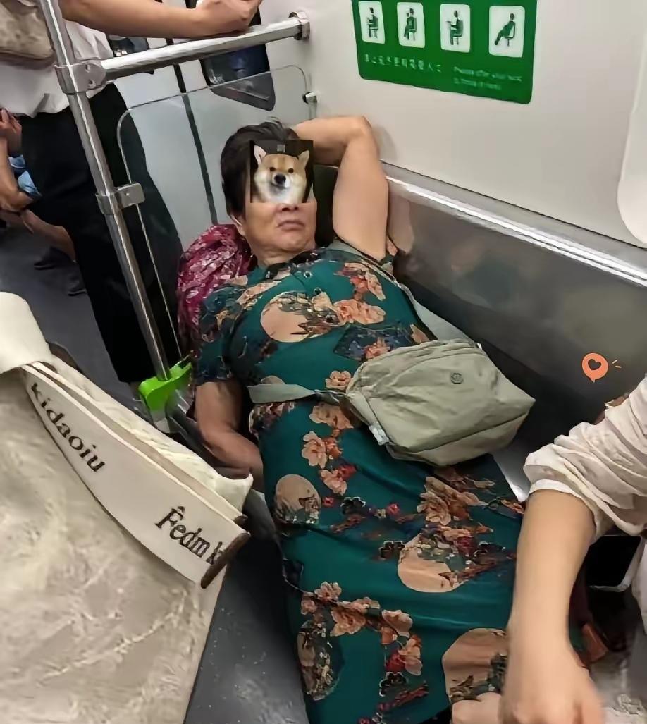 中国大妈，就是大大的妈，不是浪得虚名的。看看，这位大妈多豪横，四仰八叉的占了几个