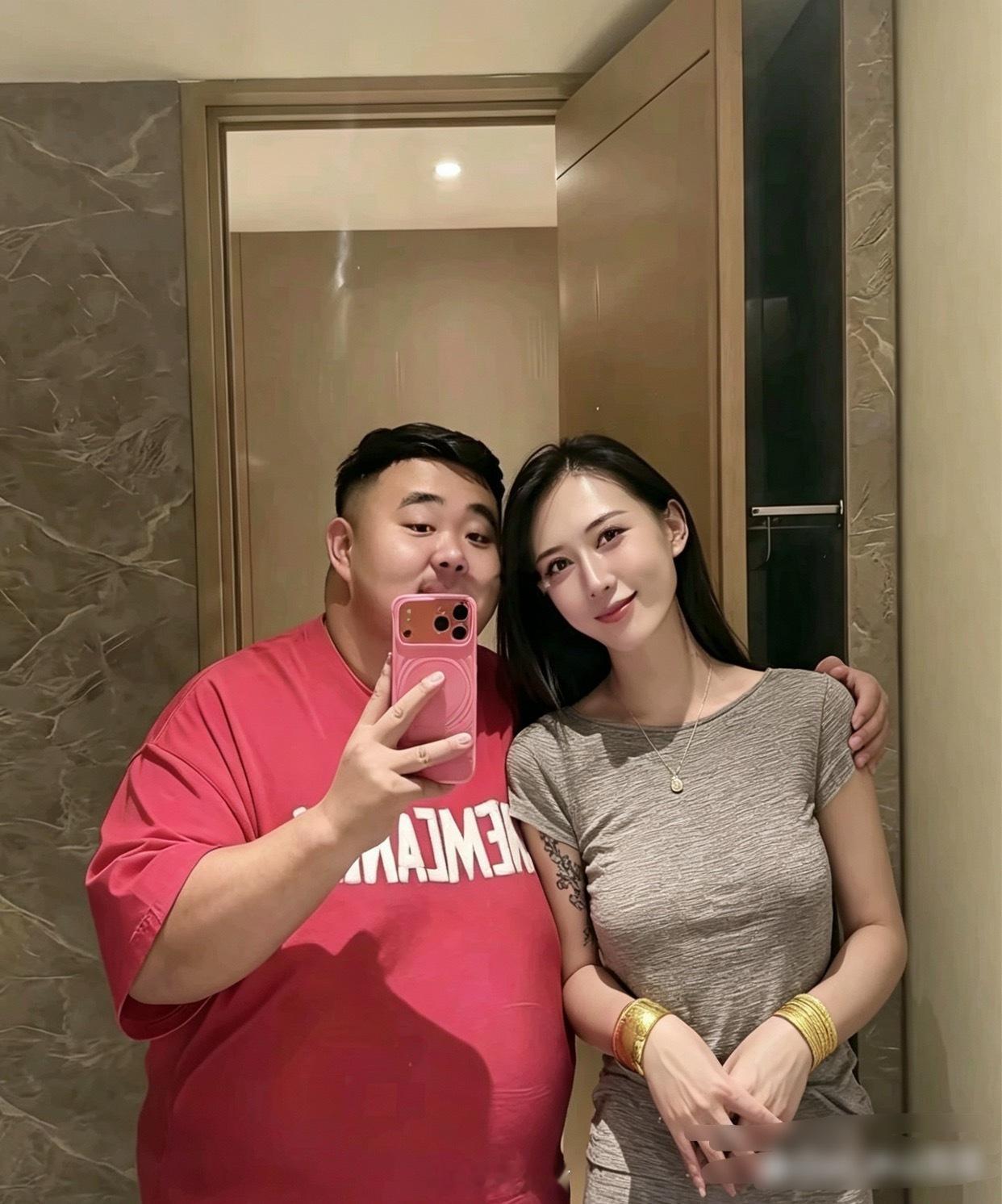 街头的一幕引来路人频频侧目。