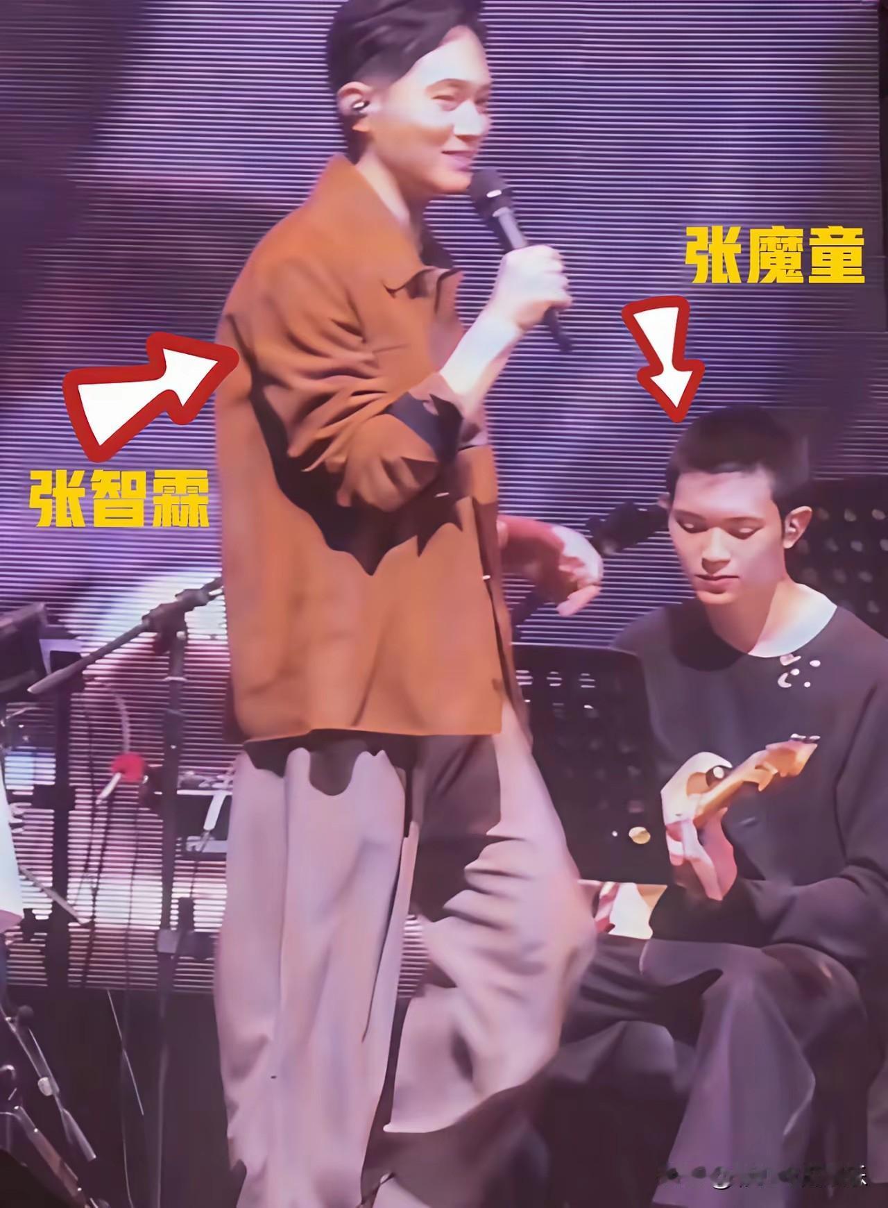 原来张智霖袁咏仪儿子都这么大了，魔童长得像妈妈，五官立体气质阳光少年感十足。