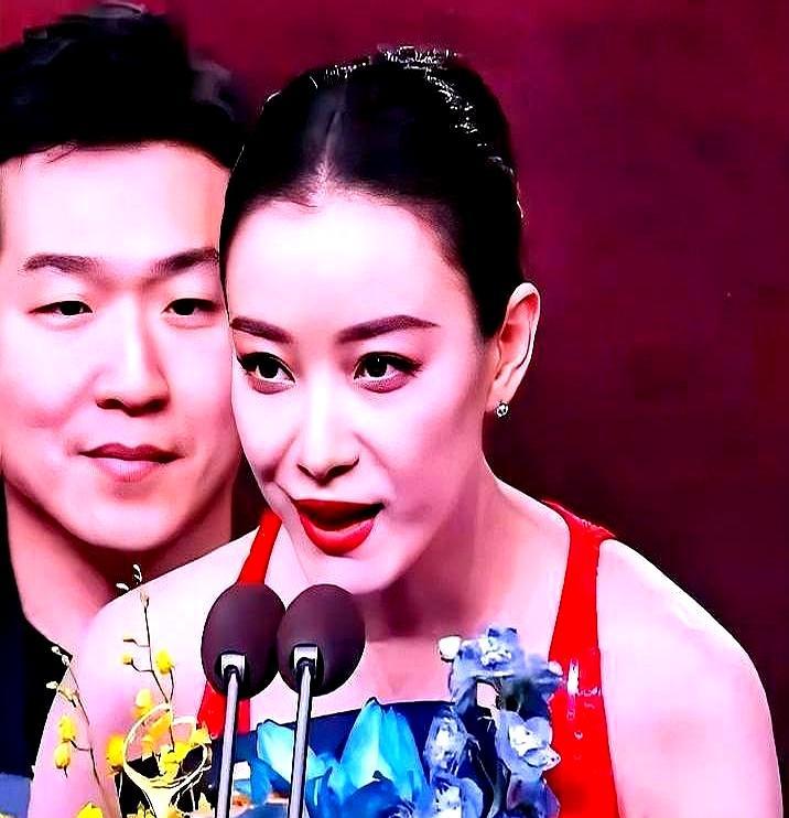 张艺谋和张伟平掰了，她被逼着站队，选了恩师，代价是三年接不到一个剧本。那三