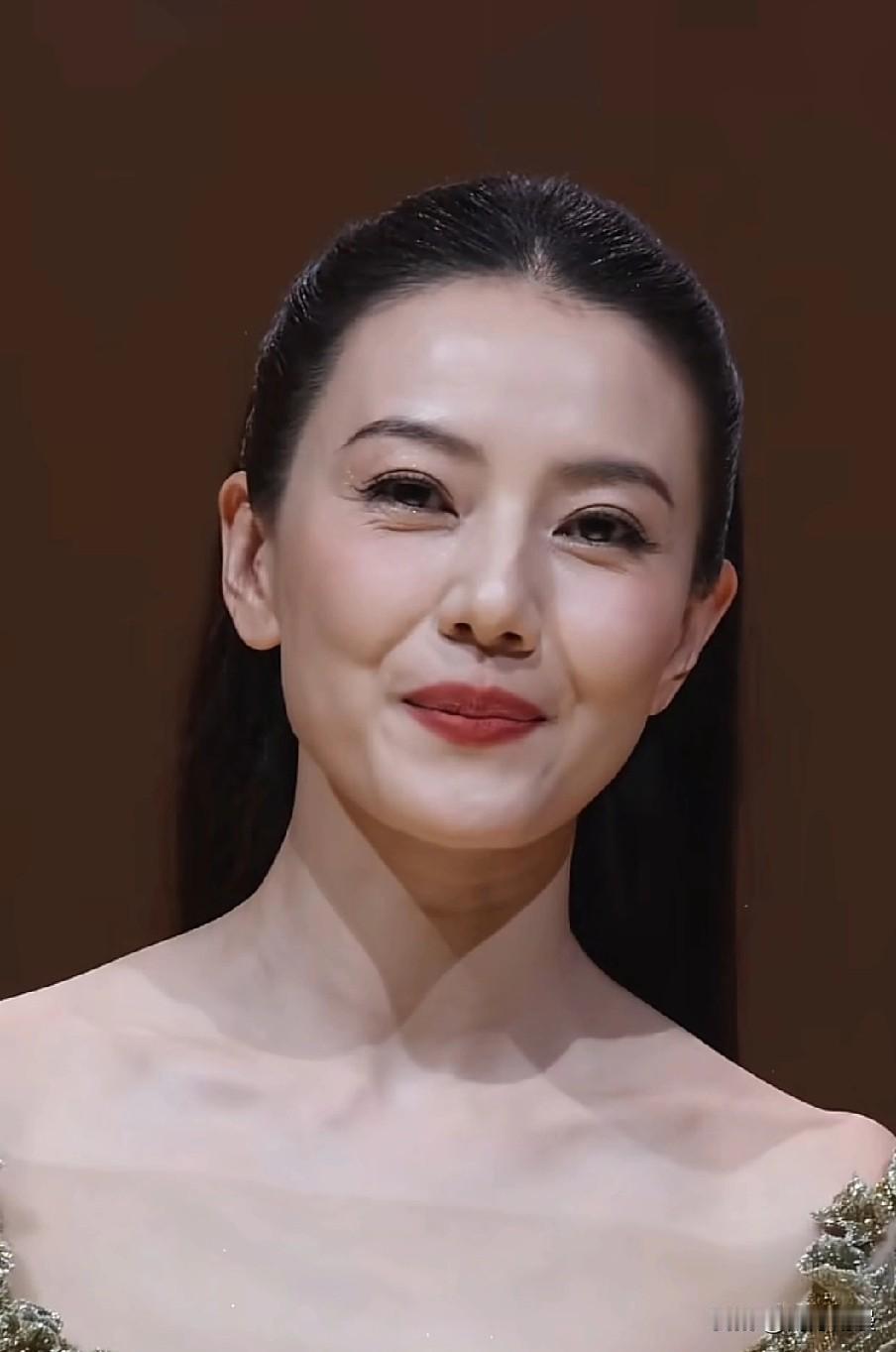 46岁高圆圆的皱纹很明显了，隐隐约约还有点像周海媚，他们都有一双漂亮的大眼睛，但