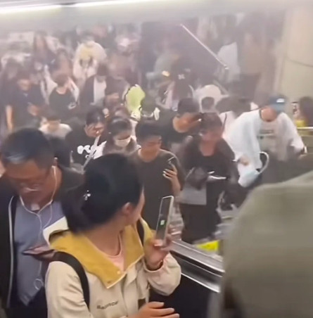 沈阳地铁道歉了！今晚18点下班时间段，沈阳青年大街地铁站内全是灰尘，很多乘客捂住